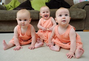 三胞胎太像 父母靠指甲油颜色区分