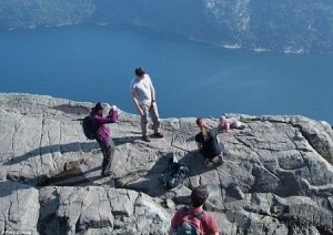 挪威熊家长 为拍照将婴儿放在悬崖边