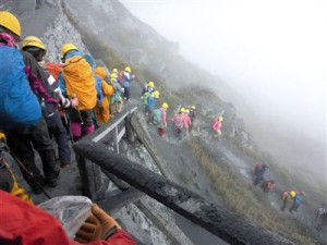 日本中部火山爆发 多名登山者被困