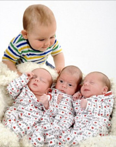 四喜临门 英女子一年连生4个宝宝