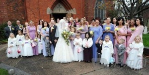 娘家人多 英国婚礼44名伴娘破记录