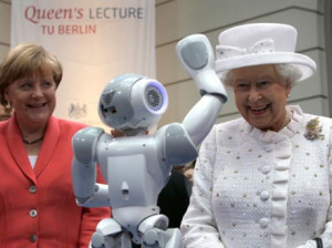 伊丽莎白女王被机器人逗乐 露童真笑容