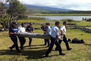 双语阅读：各方调查疑似马航MH370的飞机残骸